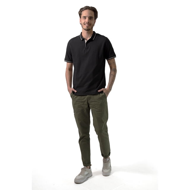 PLAYERA COMFORT FIT DE CUELLO TIPO POLO, MANGA CORTA, CÁRDIGAN EN PUÑOS Y CUELLO CON LÍNEAS A CONTRASTE Y ABERTURA EN LOS COSTADOS