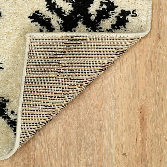 Riverbay Furniture Transitional Polypropylene 5'x7'6" Rug in Ivory and Black