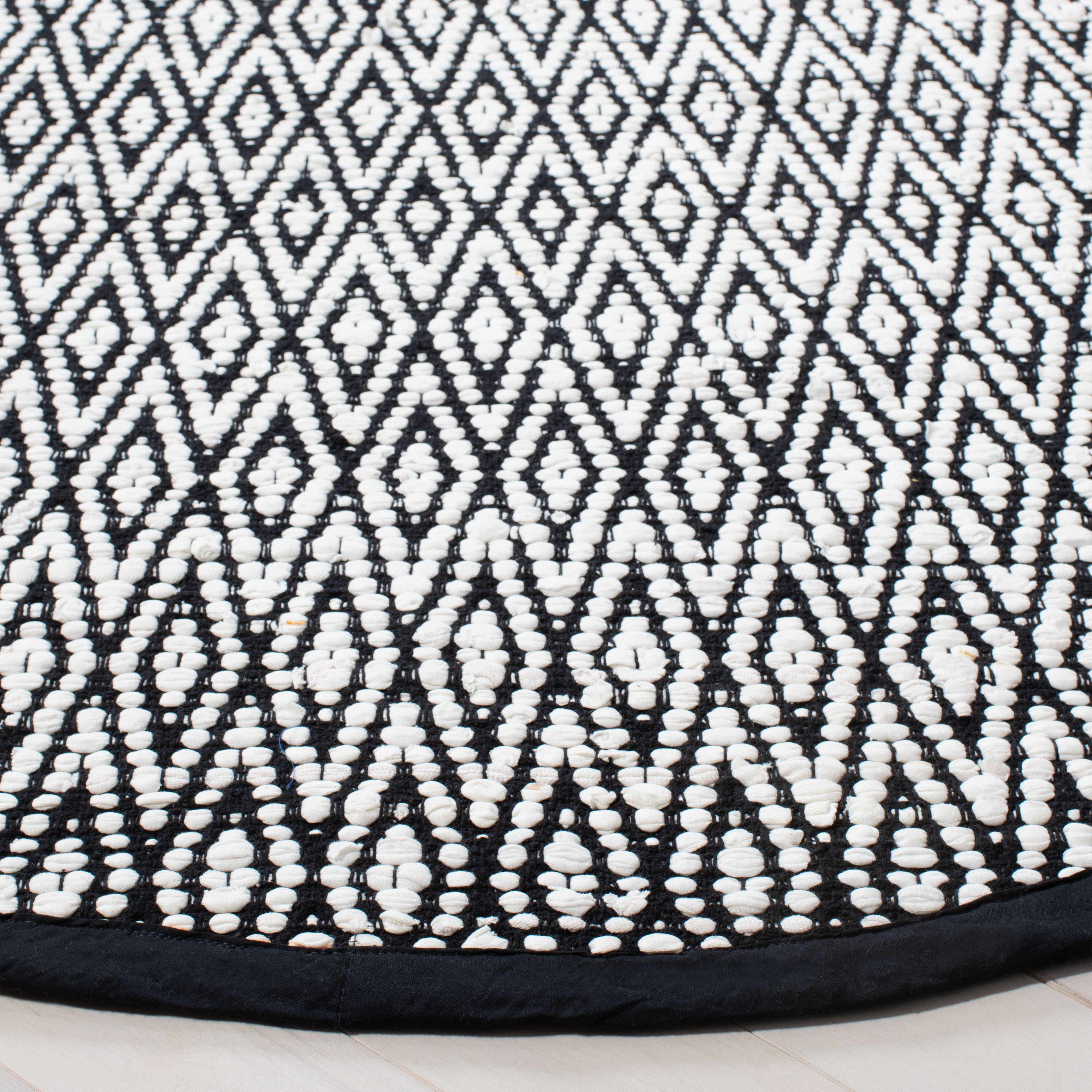 SAFAVIEH Montauk Carina Diamond Area Rug, Ivory/Black, 6' x 6' Round