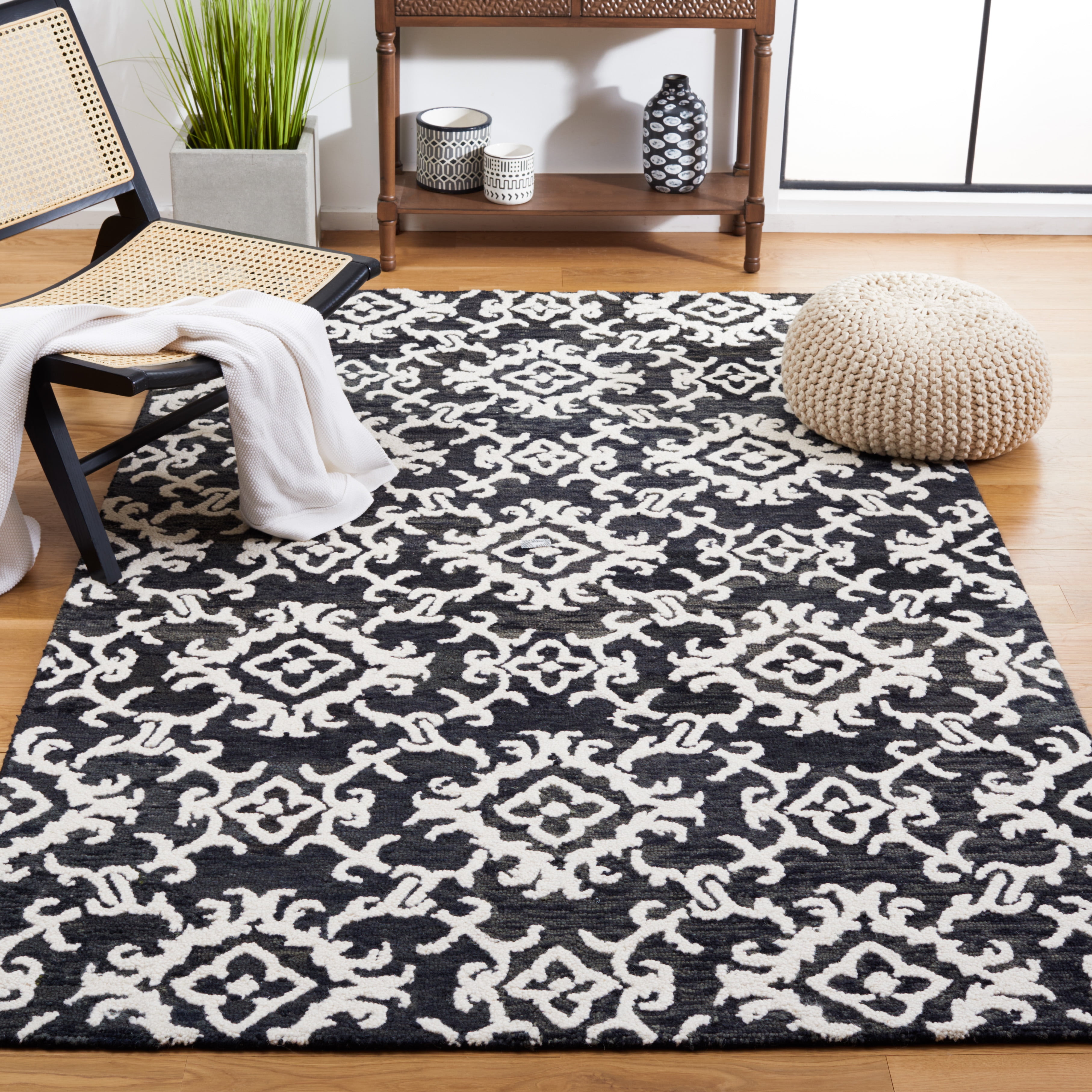 SAFAVIEH Blossom Cletus Damask Area Rug, Black/Ivory, 5' x 8'