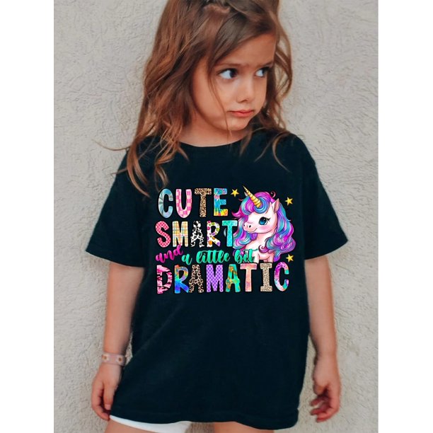 Camiseta de manga corta con estampado de unicornio de dibujos animados y eslogan de diseño colorido para niña