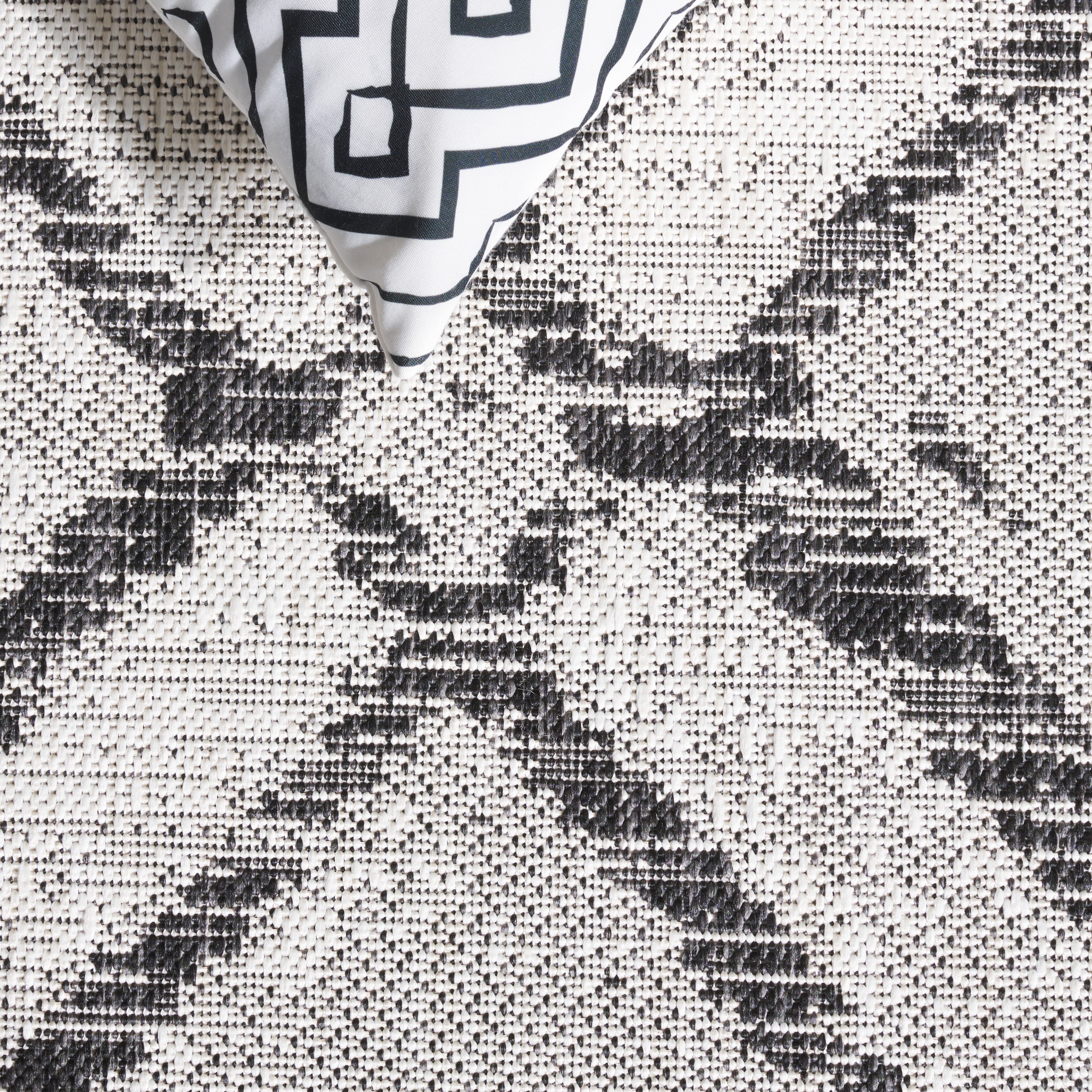 SAFAVIEH Courtyard Alexa Geometric Indoor/Outdoor Area Rug, Ivory/Black, 5'3" x 7'7"