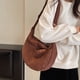 thumbnail image 4 of Bolso bandolera de pana para mujer Bolso casual de media luna Bolso de compras (café), 4 of 7