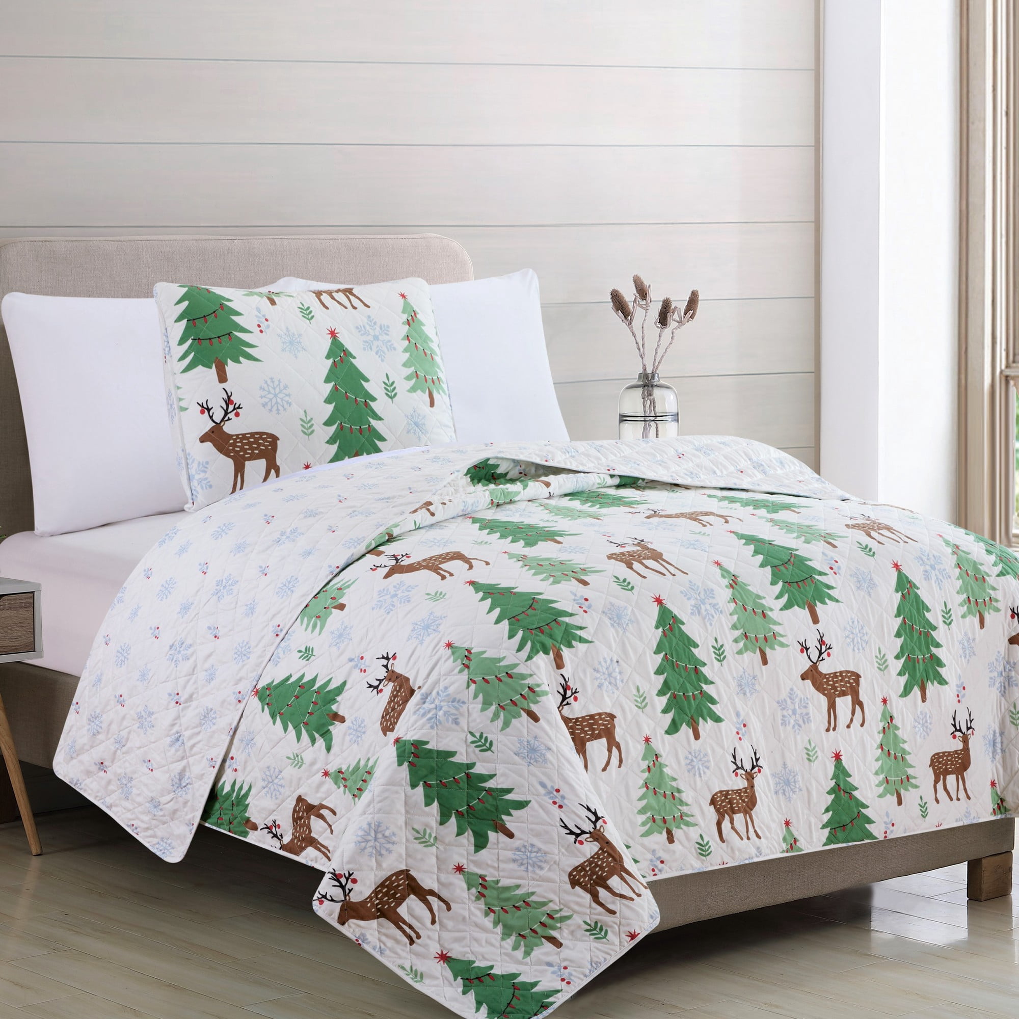 Great Bay Home Reversible Christmas Trees Reversible Quilt Set With Shams  (Twin, Deer / Trees / Snow)