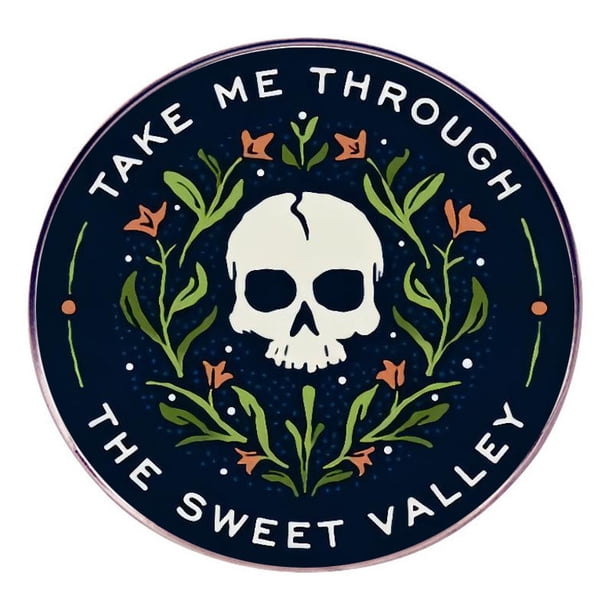 Broche con forma de calavera gótica con la frase «Take Me Through The Swe»