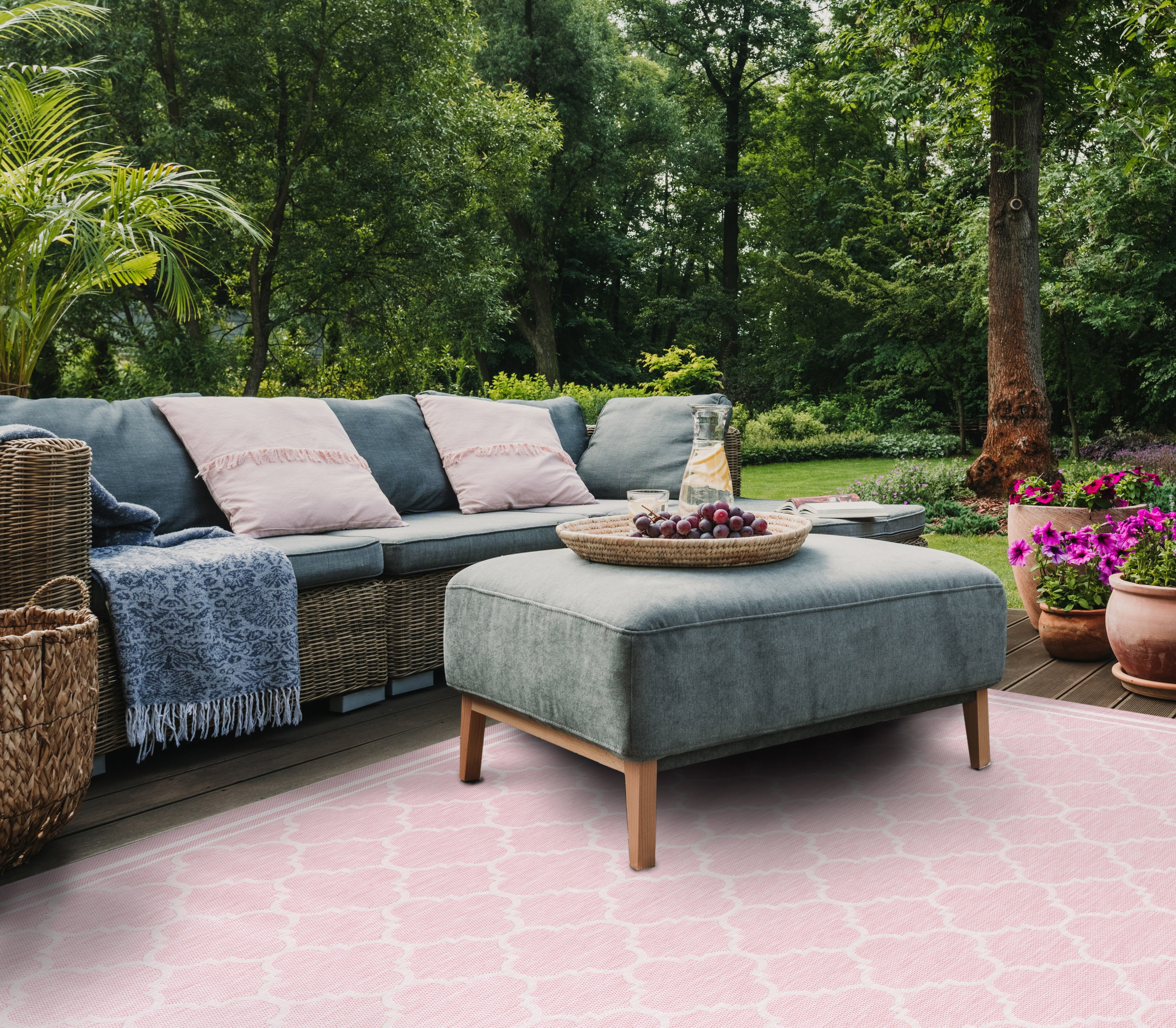 Safavieh Courtyard Claudia Geometric Indoor/Outdoor Area Rug, Pink/Beige, 6'7" x 9'6"