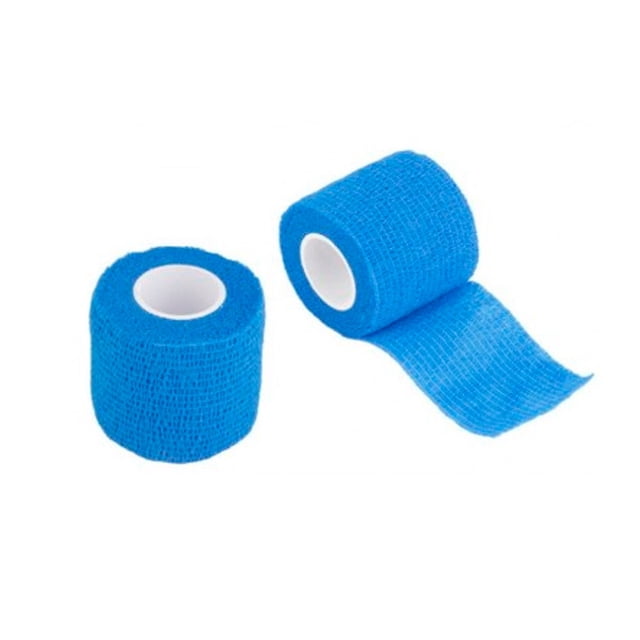 venda / cinta cohesiva (coban) auto adherible 5 cm - azul primer plano de dos rollos azul (uno entero y otro parcialmente desenrollado); textura porosa y elástica visible, ancho 5 cm, sin látex, indicada para compresión y fijación en articulaciones y partes cónicas; adecuada para vendajes deportivos y para fijar vendajes durante entrenamiento.