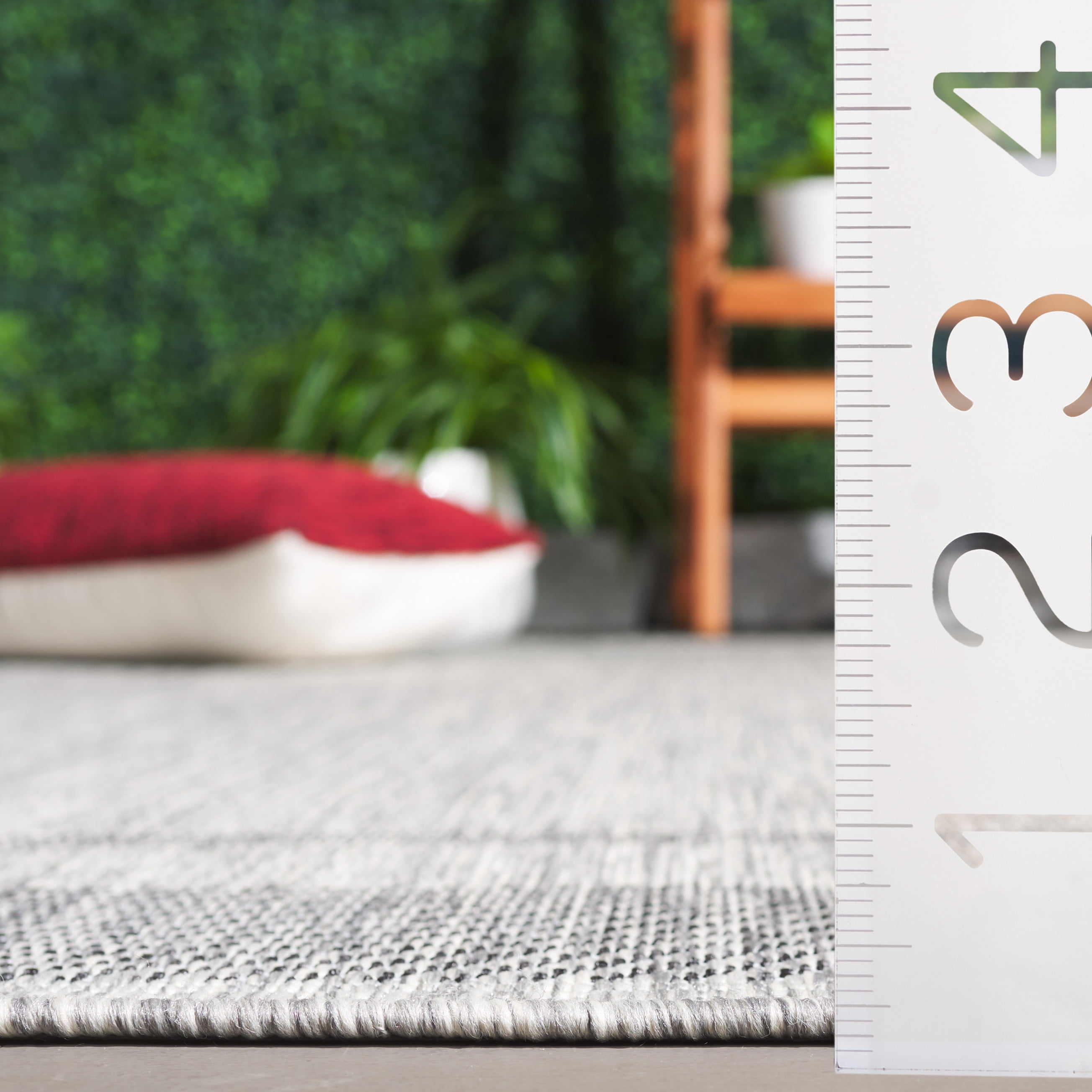 SAFAVIEH Beach House Joakim Bordered Indoor/Outdoor Area Rug, Gray/Charcoal, 5'3" x 7'6"