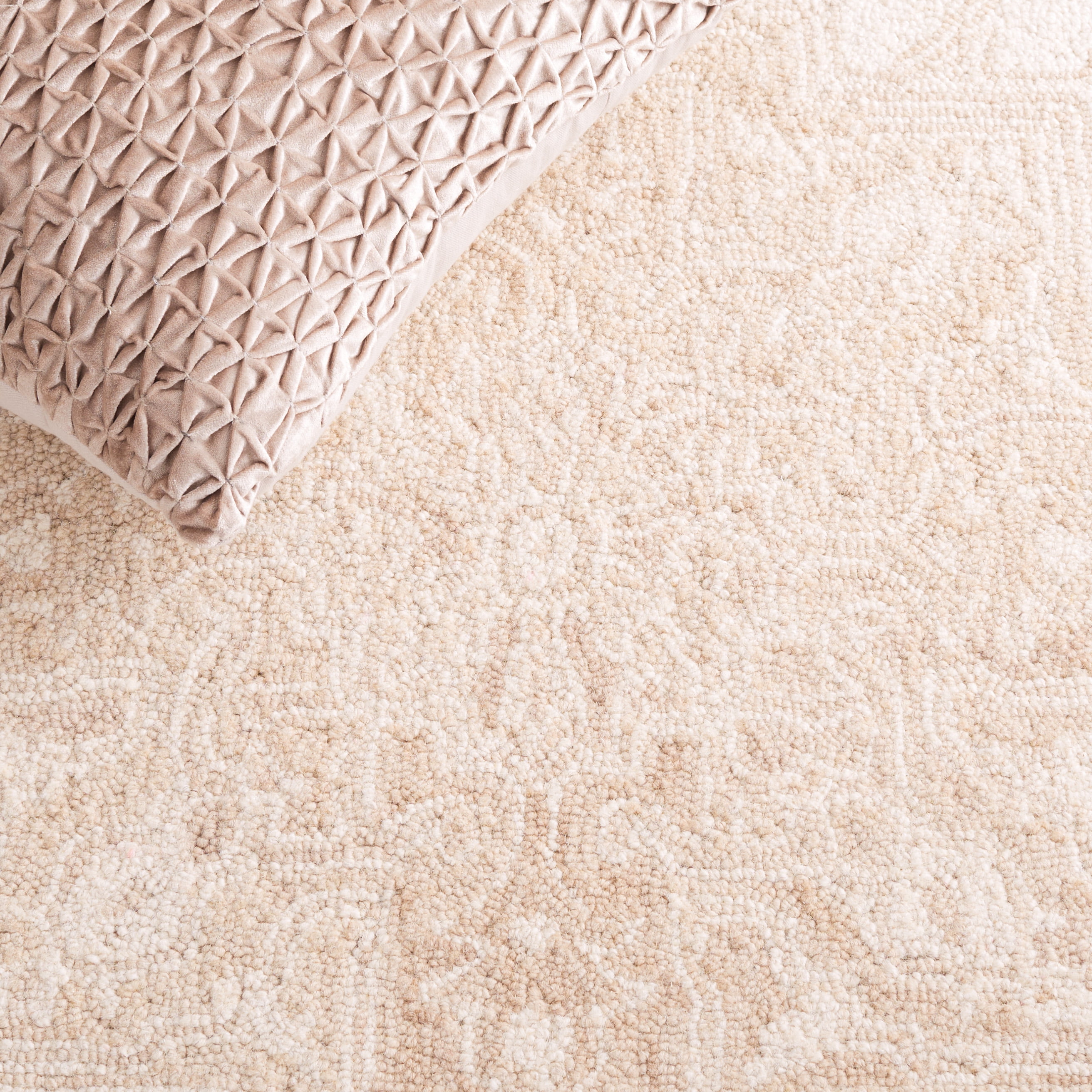 SAFAVIEH Metro Carrissa Medallion Area Rug, Beige/Ivory, 5' x 8'