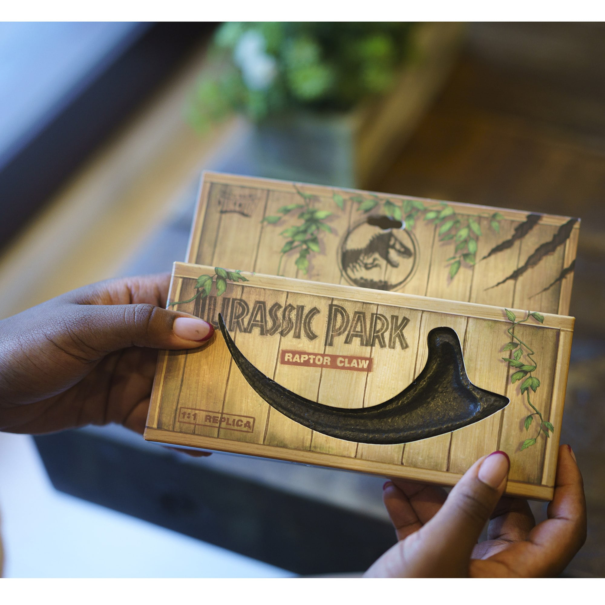 Doctor Collector Collectable Jurassic Park Black Raptor Claw 1:1 Scale Replica