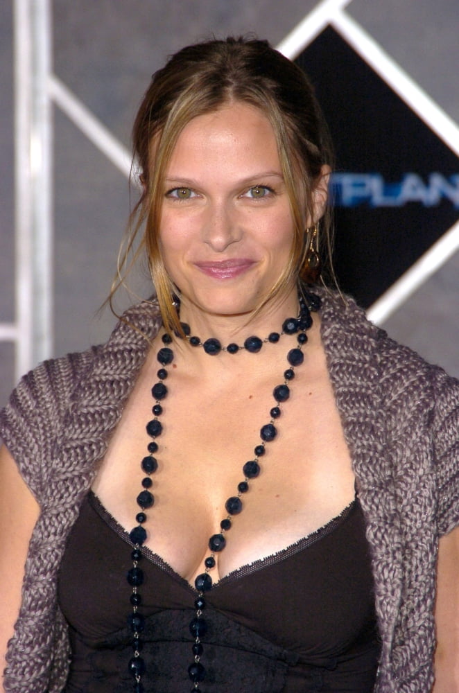 Vinessa Shaw At Arrivals For Flightplan Premiere, El Capitan Theatre