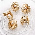 thumbnail image 5 of Pinzas para el cabello pequeñas con forma de margarita y flor de metal dorado para mujeres y niñas, 5 of 5
