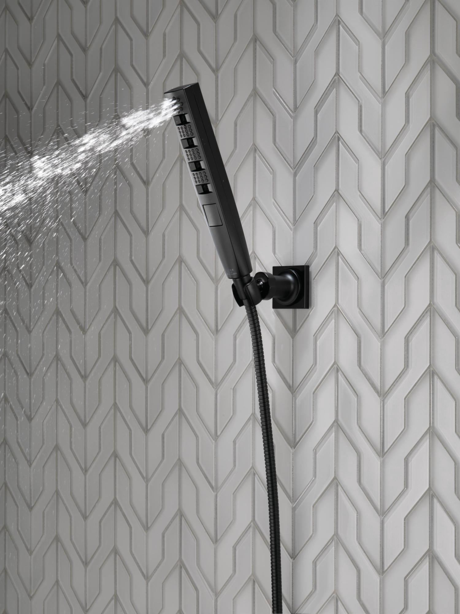 Delta Handbrause ZURA Mit Wandhalterung, 5 Strahlarten, H2Okinetic, Touch-Clean, 55140-BL