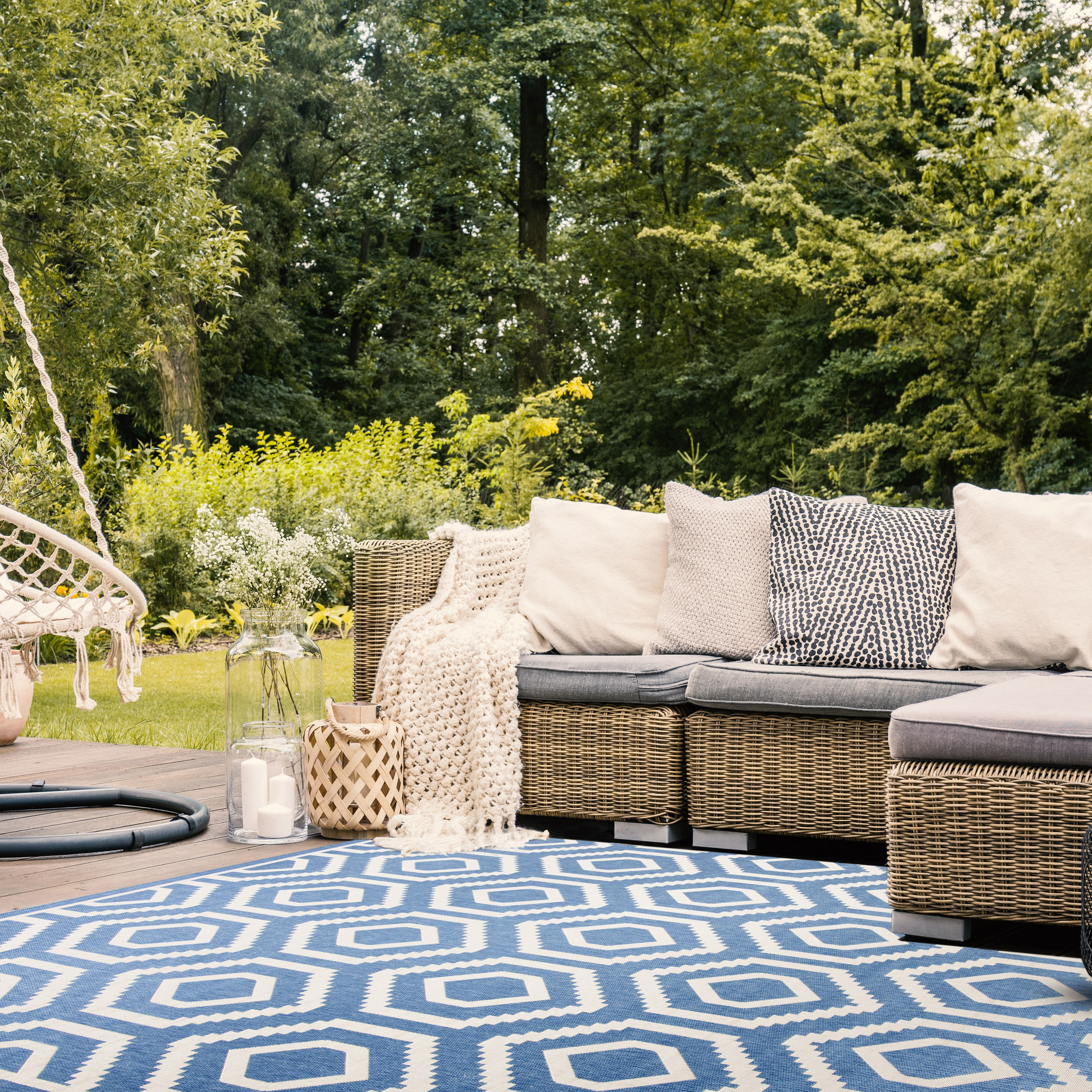 Safavieh Courtyard Amelia Geometric Indoor/Outdoor Area Rug, Blue/Beige, 7'10" x 7'10" Square
