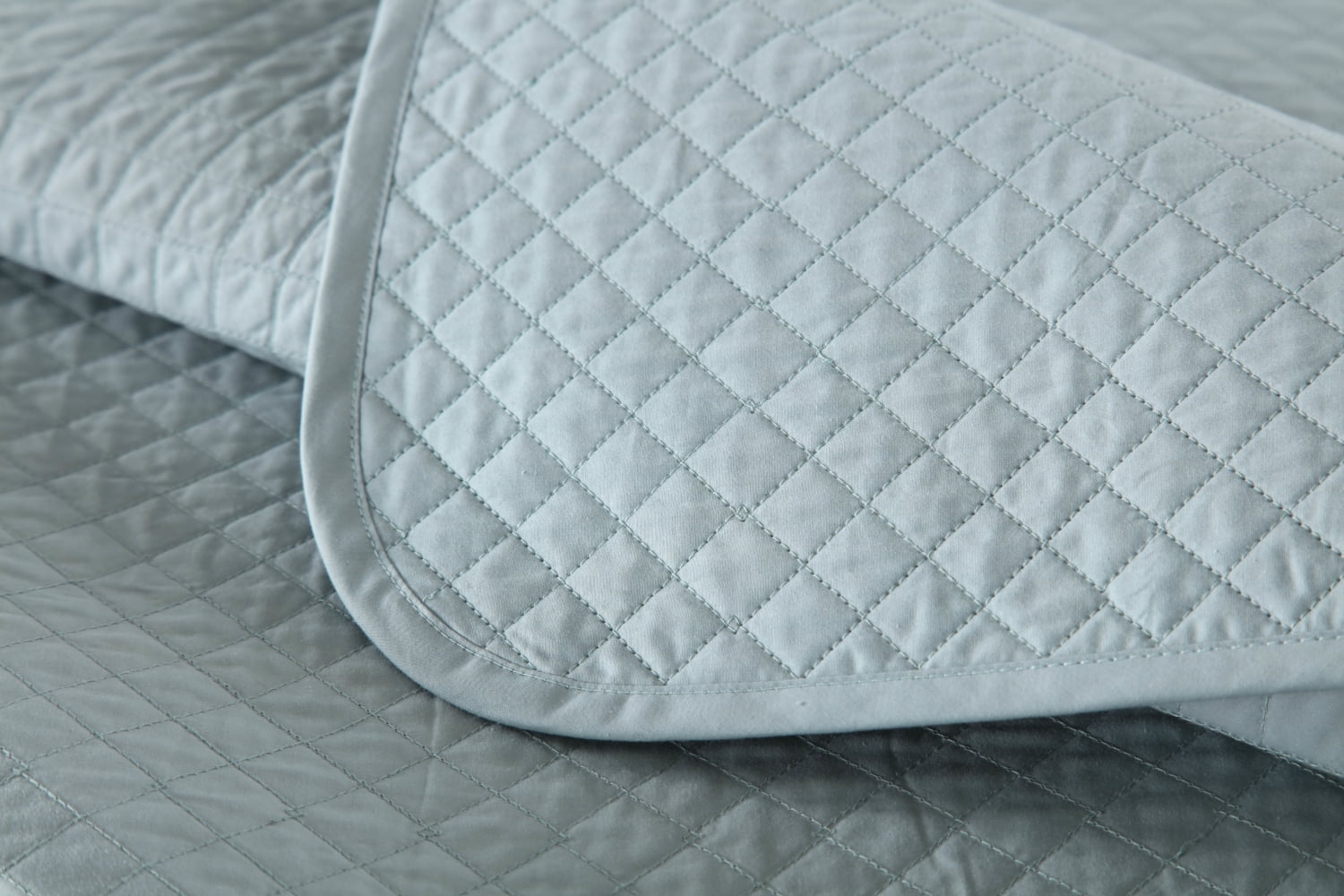 Cottonesque 100% Cotton Solid Diamond Quilt
