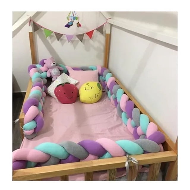 Protector de cuna Anisa Trenza 4 Tubos Y Regalo Mini Cojin