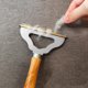 thumbnail image 4 of Muyoka Eliminador de pelusas Afeitadora de pelusas portátil con mango de madera Afeitadora de pelusas de tela y ropa reutilizable Rascador de alfombras manual Herramienta de limpieza de suéteres para Muyoka Hogar, 4 of 6