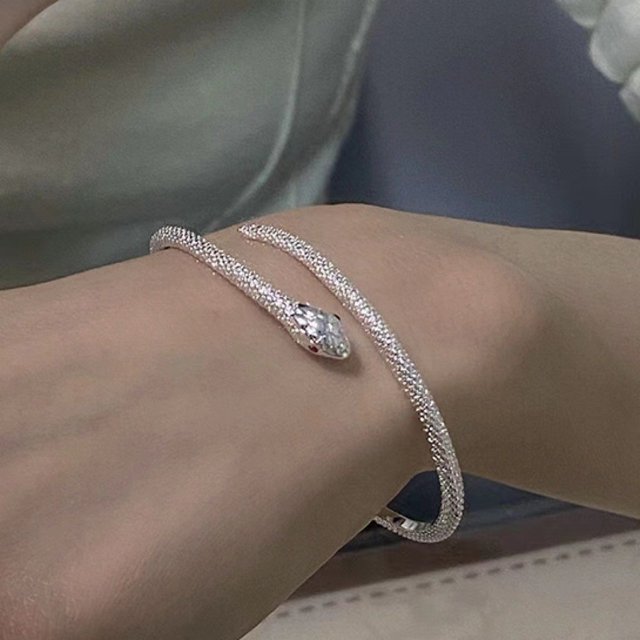 Sleek Brazalete De Serpiente De Plata Elegante Para Mujer-Pulsera De Diseño Minimalista De Edición Limitada Con Ojo Carmesí-Accesorio De Moda Único Gao Jiahui unisex