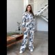 thumbnail image 5 of Conjunto de Pijama para Mujer con Rosas y Mariposas Voladoras, Larga, Botones y Suave para Estar en Casa. Impresiones en Gris Azulado L, 5 of 8