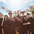 thumbnail image 4 of Celebre su graduación con estilo Banner de graduación brillante en oro rosa y guirnalda de felicitaciones, 4 of 7