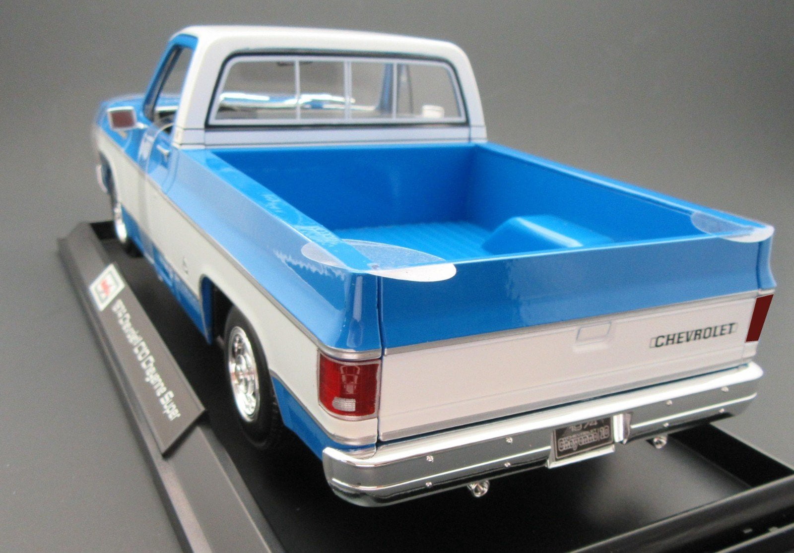Maisto 1:18 Chevrolet C10 Cheyenne Super 1974 &ndash; Modello Diecast Bianco E Blu