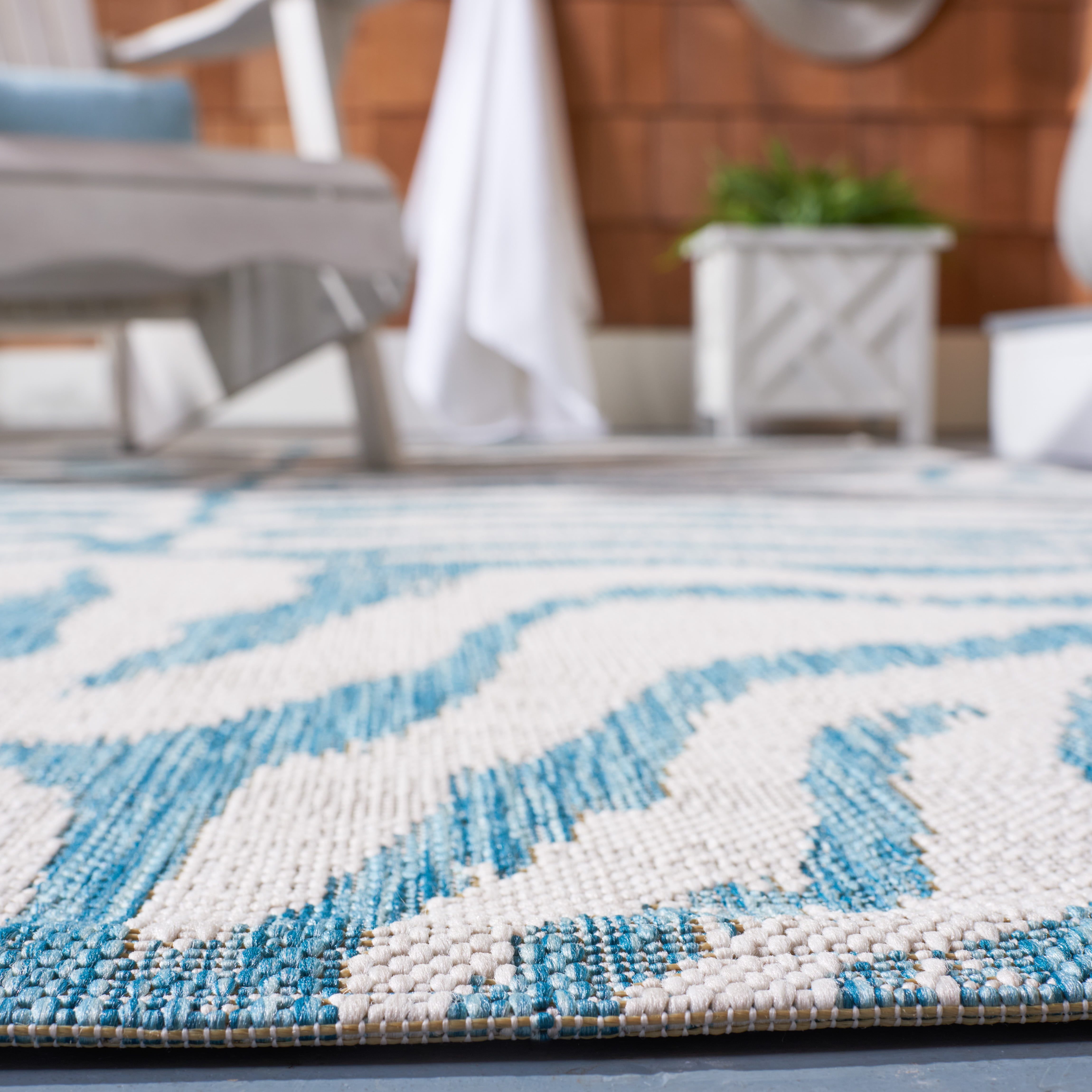 SAFAVIEH Courtyard Gerald Animal Indoor/Outdoor Area Rug, Ivory/Aqua, 4' x 5'7"