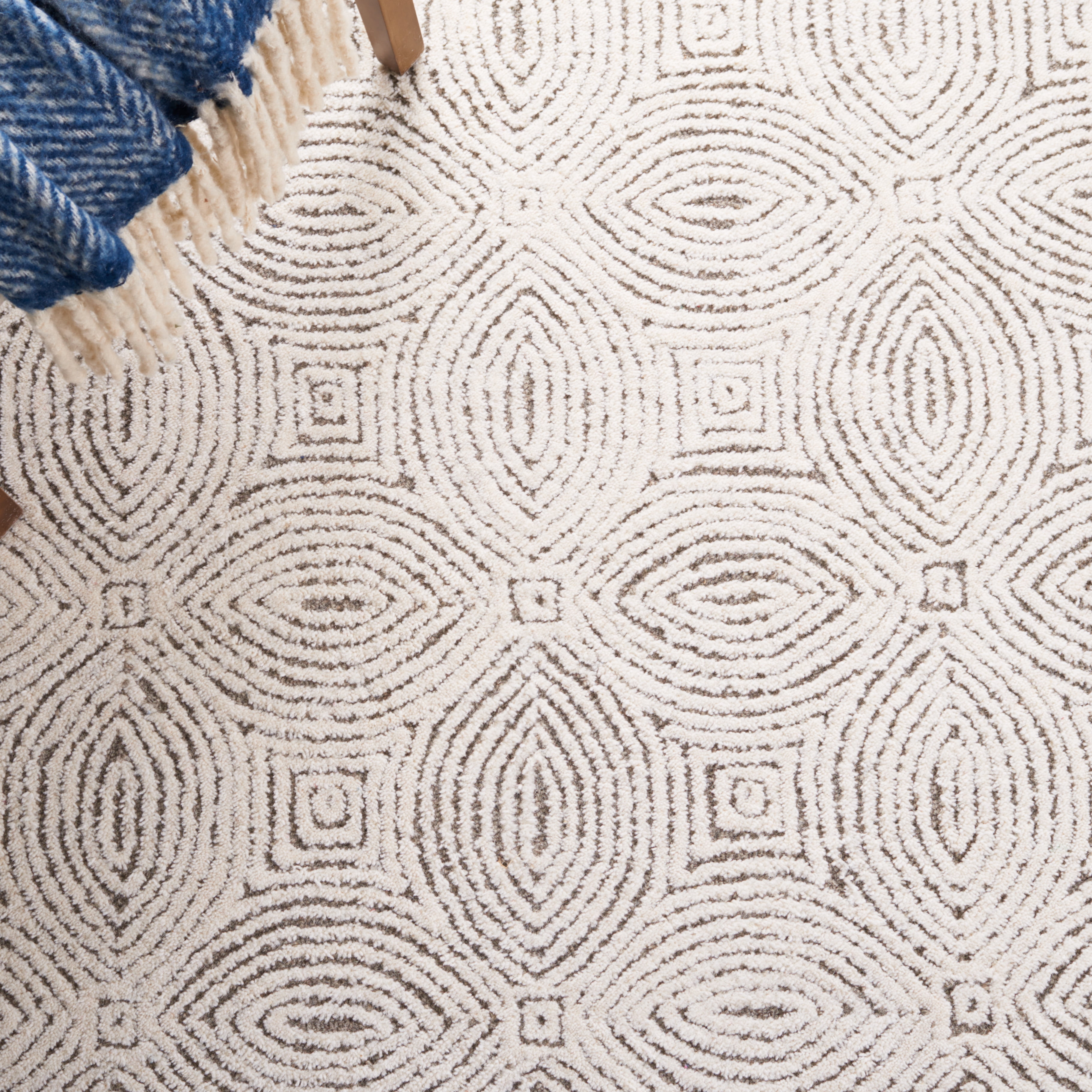 SAFAVIEH Abstract Elisaveta Geometric Area Rug, Beige/Ivory, 6' x 6' Round