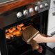 thumbnail image 3 of Manoplas de Horno con Forma de Pollo | Guantes Acolchados Resistentes Al Calor con Estampado Paisley y Ribete de Encaje | Agarraderas Gruesas y Aislantes para Cocinar, Hornear y Asar | Accesorios de, 3 of 4