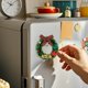 thumbnail image 5 of Mini guirnalda magnética navideña | Decoración festiva para el refrigerador con campanas y estrellas | Pack de 2 coronas de plástico para decorar el hogar y la oficina en Navidad, 5 of 6