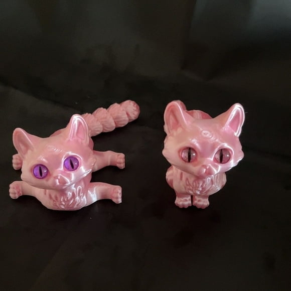 Adorno de gatito estampado colorido con articulaciones móviles | Ojos brillantes simulados | Figura de plástico de 10 cm | Decoración coleccionable interactiva | Regalo para niños y amantes de los