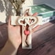 thumbnail image 4 of Cruz tallada, decoración de pared cruzada, cruz de amor de resina, cruz de amor nunca separa, gran regalo cristiano, regalo de arte de pared, 6,88 × 5,23 pulgadas, 4 of 5