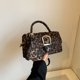 thumbnail image 3 of Bolsos de gran valor para mujer, nuevo estilo 2025, moderno bolso cuadrado pequeño, sencillo, versátil, informal, con diseño de nicho, bolso de mensajero, 3 of 5