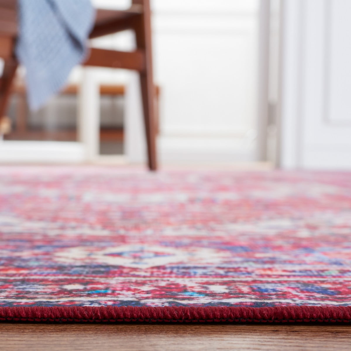SAFAVIEH Tucson Melva Traditional Machine Washable Area Rug, 6' x 9', Red/Blue