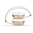 thumbnail image 4 of Casque Supra-Auriculaire Sans Fil Beats Solo3 Remis à Neuf - Puce W1, Bluetooth Classe 1, 40 Heures d'Écoute, Microphone et Commandes Intégrés - (Or), 4 of 8