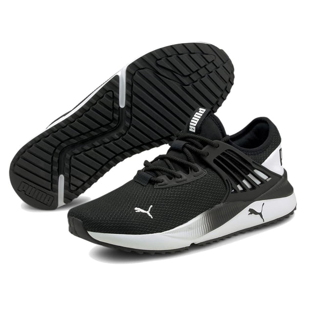 tenis puma pacer future classic para hombre 380598-01 negro 26 Zapatillas negras de running urbano con parte superior de malla negra, jaula lateral de TPU con cierre de cordones, plantilla SoftFoam+ acolchada, entresuela EVA blanca ondulada y suela de goma negra con dibujo de tracción, aptas también para uso diario y entrenamiento ligero.