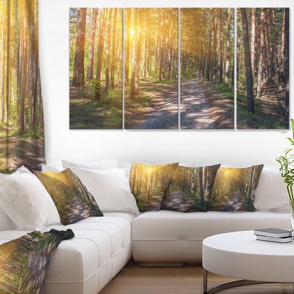 Forêt Épaisse avec Rayons de Soleil Jaunes