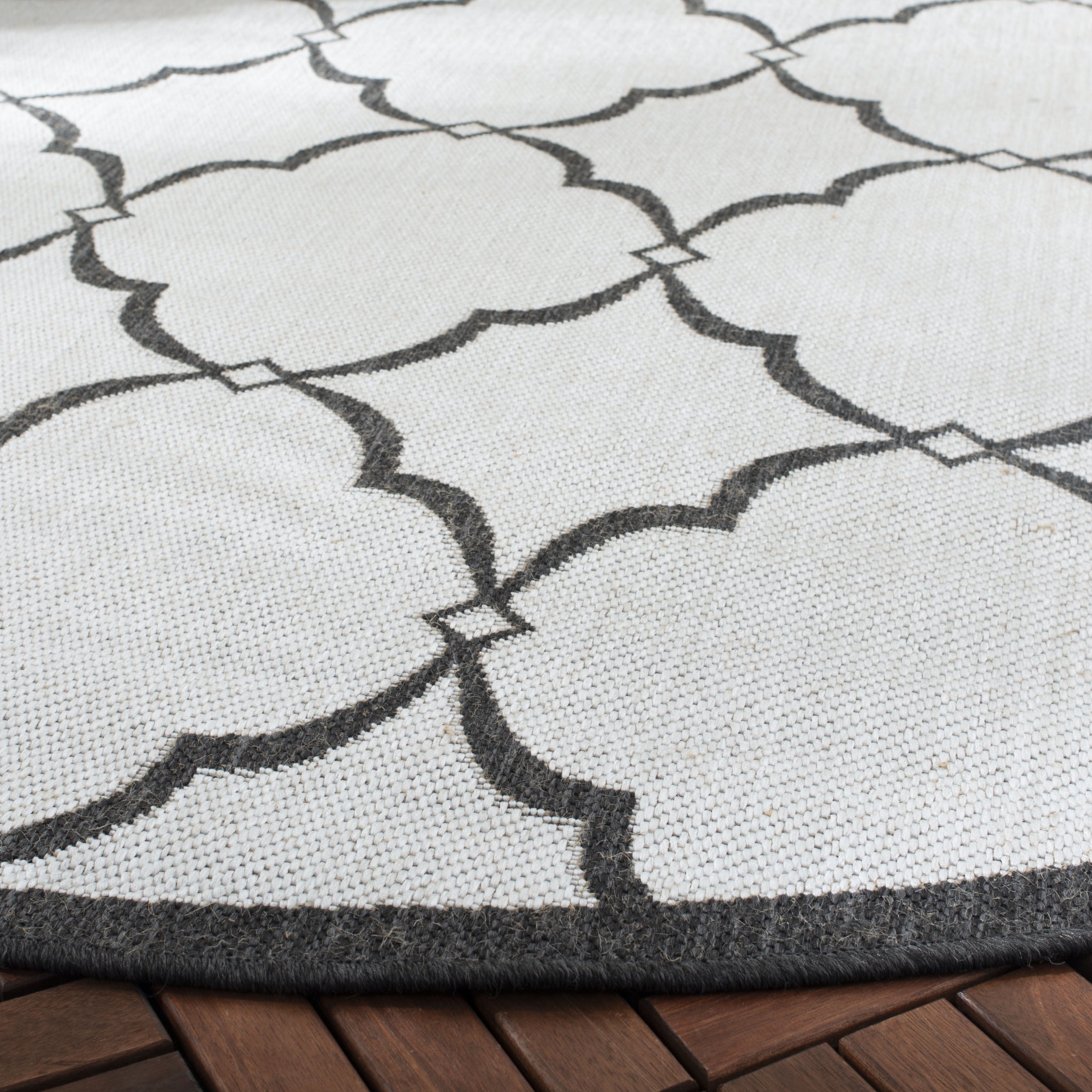 SAFAVIEH Beach House Sharla Geometric Indoor/Outdoor Area Rug, Light Grey/Charcoal, 8' x 8' Round