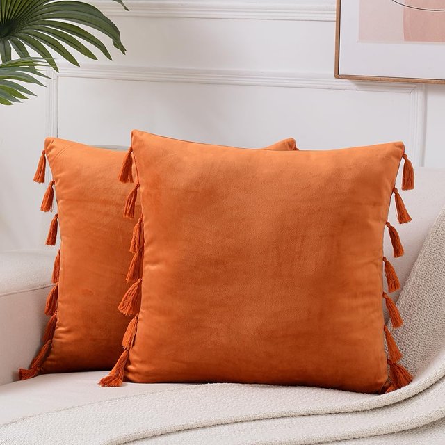 QPENWEI Paquete de 2 fundas de almohada decorativas de color naranja otoñal de 18 x 18 pulgadas con borlas hechas a mano, juego de fundas de cojín cuadradas de terciopelo suave para sofá, cama, sala d