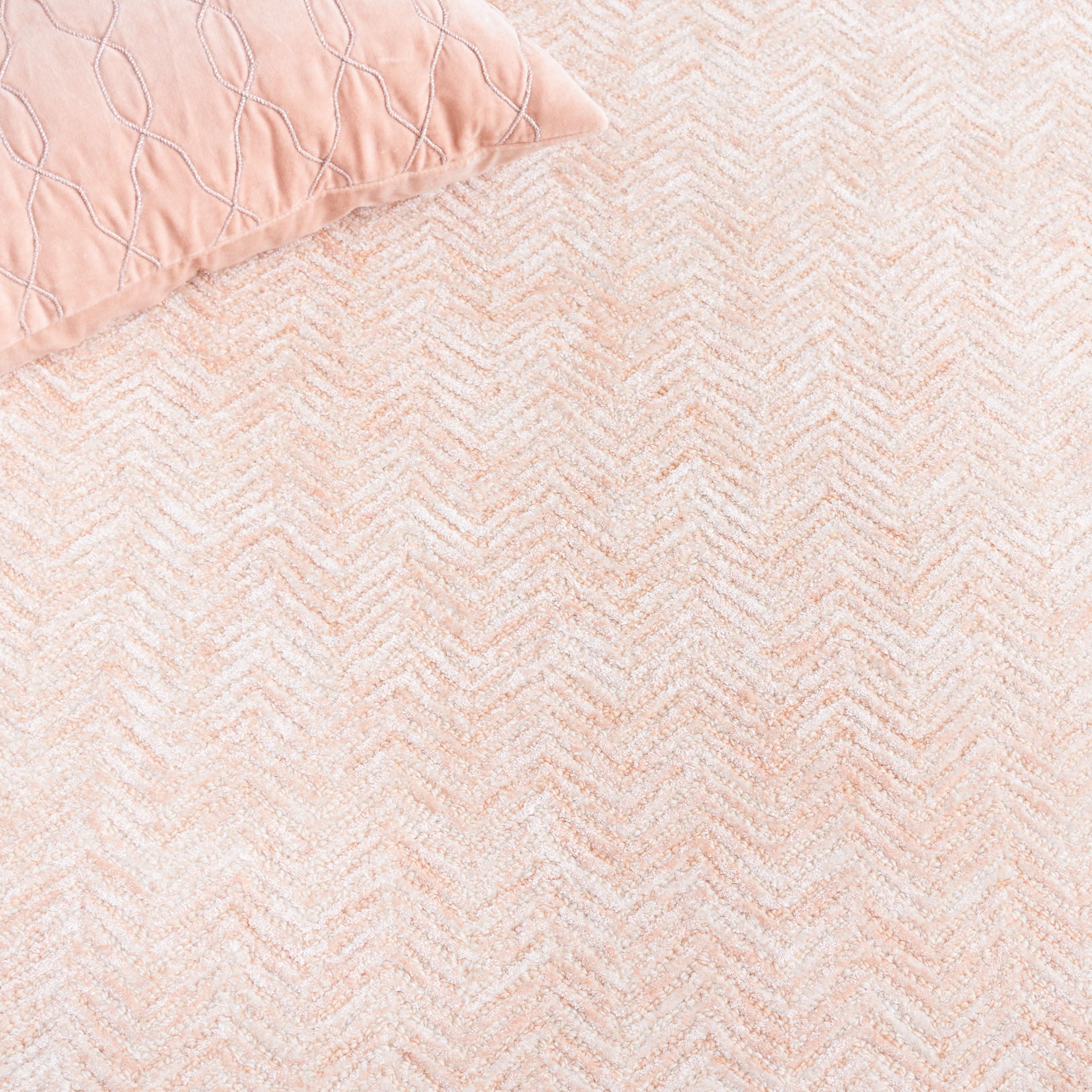 SAFAVIEH Glamour Flanagan Wavy Striped Area Rug, Pink/Ivory, 3' x 5'