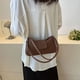 thumbnail image 4 of Bolso bandolera de hombro con textura de moda informal de PU de color sólido nuevo para debajo del brazo marrón, 4 of 5