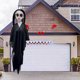 thumbnail image 4 of Xihbxyly Fantasma de Halloween, Decoración Colgante Blanca Aterradora, Decoración de Casa Embrujada Espeluznante, Ideal para Fiestas, Ambiente Embrujado, Fácil de Colocar En La Puerta o La Pared, Tam, 4 of 6