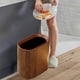 thumbnail image 5 of Cubo de basura compacto con tapa abatible y prensa | Ideal para cocina, baño, oficina y espacios estrechos | Contenedor de basura de plástico con abrazadera | Marrón y beige, 5 of 6