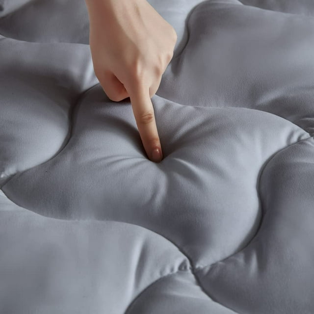 SLEEP ZONE Protège-Matelas Simple TG Rafraîchissant, Housse de Matelas Matelassée Ajustée, Lavable à la Machine, Alternative au Duvet Douce et Moelleuse, Poche Profonde 8-21 Pouces (Gris, Simple TG)