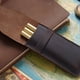 thumbnail image 1 of Estuche de cuero genuino para bolígrafos Estuche para varios bolígrafos Estuche protector para bolígrafos Estuche con tapa abatible estilo retro Estuche para varios bolígrafos 304, 1 of 7
