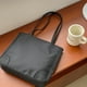 thumbnail image 4 of Bolsa De Hombro Bolso de viaje para mujer, bolso de hombro informal impermeable, portátil para vacaciones (negro) Sywqhk Para Estrenar, 4 of 8
