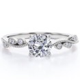 thumbnail image 1 of Anillo de Compromiso JeenMata Banda Curva Bisel Decorativo Milgrain Moissanita Redonda 1,10 Quilates Baño de Oro Blanco 18 K sobre Plata, 1 of 6