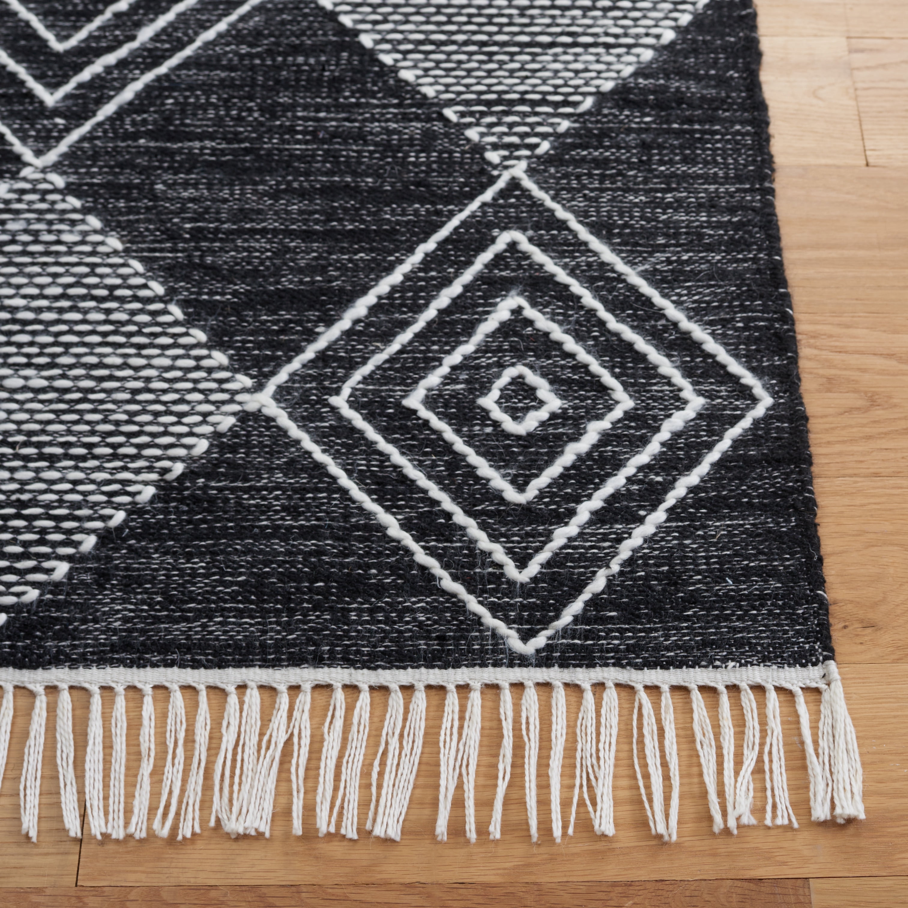 SAFAVIEH Kilim Elouise Diamond Polyester Area Rug, Black/Ivory, 5' x 8'