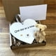 thumbnail image 1 of Set de regalo de osito de peluche de bolsillo con forma de corazón de madera | Corazón de recuerdo de madera artesanal de 9 cm con mini osito marrón opcional de 6 cm | Mensajes sentimentales incluido, 1 of 5