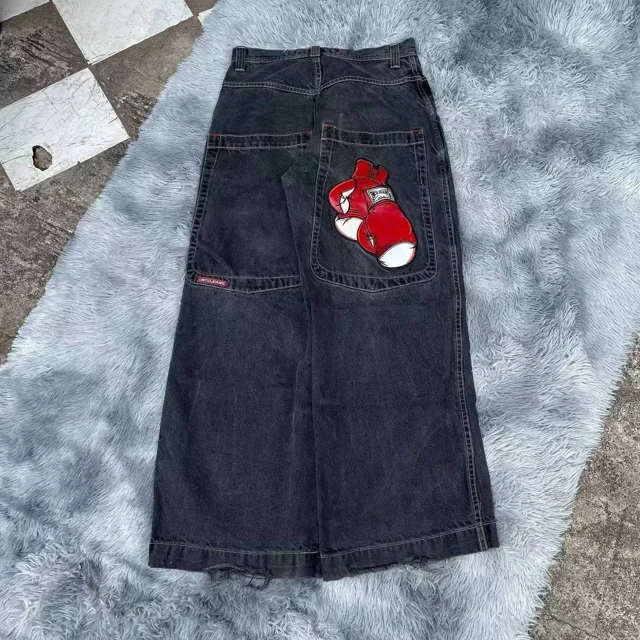 jnco-pantalones vaqueros holgados vintage para hombre y mujer, pantalón ancho de cintura alta, harajuku, hip hop, bordado con letras, y2k — vista cenital de jeans de algodón color E de peso medio, corte ancho hasta el tobillo y cintura alta; grandes bolsillos traseros, bolsillo derecho con bordado rojo de guantes de boxeo y etiqueta tianjinghao en la costura, lavado medio y costuras visibles, cierre de cremallera y botón. Adecuado para looks casuales Harajuku y estilo hip hop; a menudo combinado con camisetas oversize.