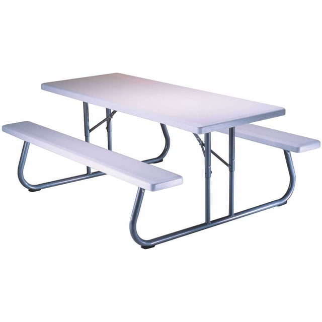 lifetime 80215 mesa de picnic plegable, 1,8 m, granito blanco 3/4 frontal con dos bancos integrados. Tablero rectangular de 182.88 x 76.20 cm en granito blanco de superficie lisa; armazón y patas de acero tubular gris curvado con soportes y bisagras plegables visibles, diseñado para uso exterior; a menudo usado también como mesa de actividades al aire libre para eventos o manualidades.